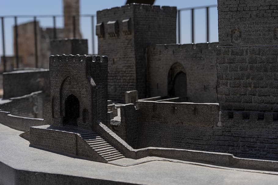 castell en miniatura, edifici, arquitectura, castell, maó, pissarra, fort, llosa, ciutat, urbà, torre, campanar, fletxa, arqueologia, cripta, bunker, concret, paret, Camí, passarel·la, estructura construïda, exterior de l'edifici, història, el passat, cap gent, dia, a l'aire lliure, religió, centrar-se en primer pla, creença, naturalesa, espiritualitat, vell, funció de construcció de parets, cementiri, finestra, 5K