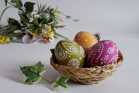 oua de Paste, ou de Paște, Paste Fericit, pictura în ouă de Paște, primăvară, colorate ouă de Paști, sorbian ouă de Paște, tehnologie bossi, ou, decor de Paști, în interior, natură moartă, alimente, celebrare, mancare si bautura, nici o persoana, Paști, frunze, a închide, coş, fundal alb, studio shot, prospeţime, plantă, model, parte a plantelor, decor, model floral, ispită, 4K, CC0, domeniu public, fără drepturi de autor