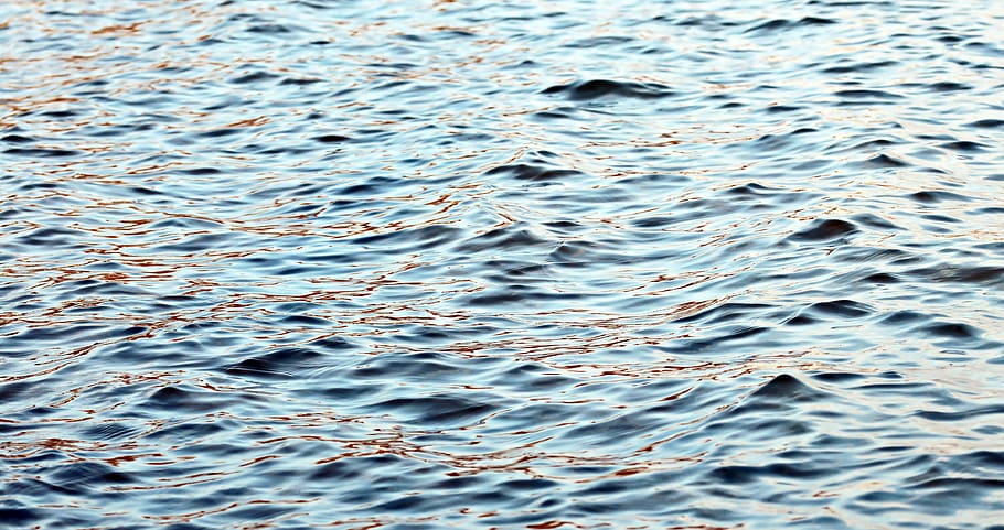 Wasser, Natur, Reflexion, Welle, Gopher, Hintergrund, See, Spiegeln, Struktur, Blau, Oberfläche, Wellenbewegung, Textur, Flüssigkeit, Muster, Stimmung, Licht, Hintergrundbild, Vollbild, Hintergründe, gewellt, keine Leute, Tag, High Angle View, Bewegung, Ufergegend, Schönheit in der Natur, draußen, Meer, Wellenmuster, Ruhe, natürliches Muster, fließendes Wasser, Reinheit, 5K
