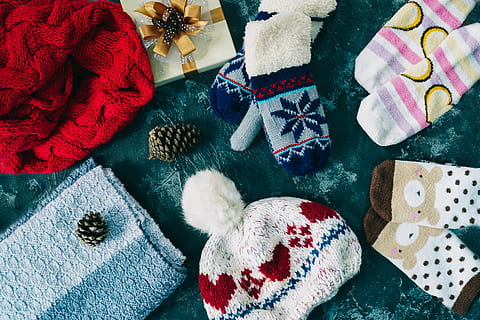 sortiert, Socken, stricken, Kappen, High Angle View, Textil-, drinnen, keine Leute, Stillleben, Weihnachten, Winter, Nahansicht, Muster, Urlaub, Kreativität, Kleidung, Kunst und Handwerk, Socke, mehrfarbig, Herzform, Feier, Tabelle, Sweatshirt, Kunst, warme Kleidung, Weichheit, Blumenmuster, 5K, CC0, gemeinfrei, lizenzfrei