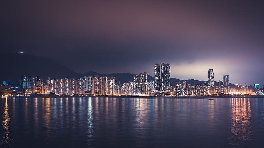paesaggio urbano notturno, città, centro, costruzione, urbano, cittadina, Hong Kong, yau tong, lungomare, alloggiamento, metropoli, scenario, natura, all'aperto, paesaggio, porto, porta, esterno dell'edificio, architettura, notte, struttura costruita, paesaggio urbano, acqua, riflessione, edificio per uffici esterno, illuminato, grattacielo, skyline urbano, cielo, quartiere residenziale, vita di città, nessuno, vita notturna, 5K