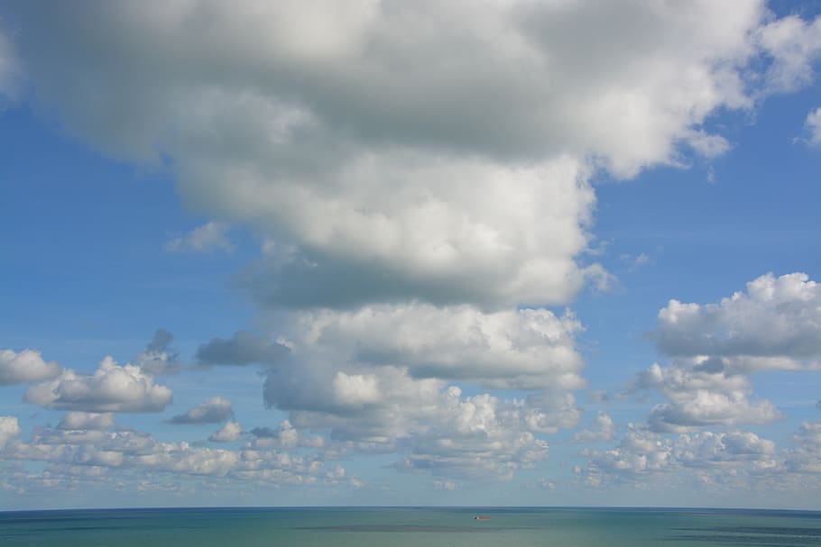 núvols blancs, núvols, vistes panoràmiques, núvol cirrus, cirro-cúmuls, nimbostratus, cirrostratus, altocumulus, blau, blanc, núvol, cel blau, medi ambient, atmosfera, mar blau, núvol - cel, cel, bellesa a la natura, escenics - natura, aigua, mar, tranquil·litat, horitzó, escena tranquil·la, dia, naturalesa, horitzó sobre l’aigua, cap gent, davant del mar, a l'aire lliure, idíl·lic, escena no urbana, 5K