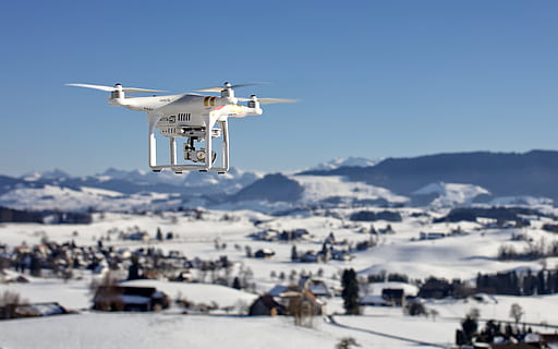 cámara, zumbido, hd, helicóptero, fotografía, difuminar, al aire libre, cielo, nubes, volador, vehículo aéreo, aire, naturaleza, tecnología, transporte, avión, montaña, vigilancia, modo de transporte, arquitectura, camara - equipo fotografico, exterior del edificio, movimiento, día, temas de fotografia, nadie, centrarse en primer plano, moderno, industria aeroespacial, 5K, CC0, dominio público, libre de derechos