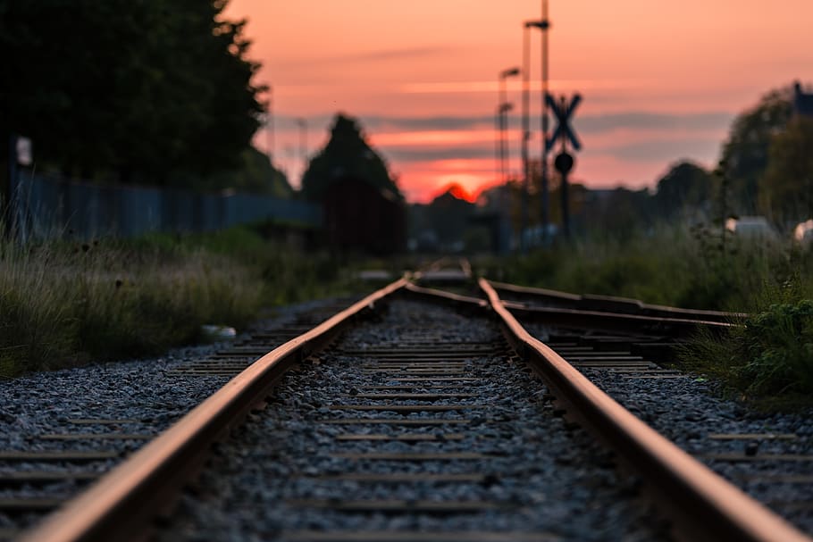 superficiale, fotografia a fuoco, tramonto, sfocatura, nuvole, luce del giorno, messa a fuoco, ghiaia, guida, ferro, paesaggio, linea, prospettiva, rotaia, Ferrovia, linea ferroviaria, strada, rocce, acciaio, brani, treno, rotaie, sistema di trasporto, alberi, viaggio (viaggio), traccia, trasporto ferroviario, la strada davanti, cielo, direzione, mezzi di trasporto, nessuno, natura, prospettiva decrescente, pianta, metallo, albero, all'aperto, messa a fuoco selettiva, punto di fuga, livello di superficie, concentrarsi sulle conoscenze acquisite, connessione, 4K