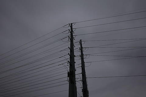 puesto de utilidad, electricidad, cable, tecnología, Línea eléctrica, fuente de alimentación, generación de combustible y energía, vista de ángulo bajo, conexión, pilón de electricidad, cielo, nadie, complejidad, naturaleza, al aire libre, oscuridad, silueta, nube - cielo, linea telefonica, día, poste de teléfono, equipo eléctrico, Componente eléctrico, bandada, paralela, 5K, CC0, dominio público, libre de derechos