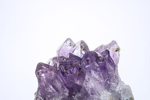 geode viola, cristallo, ametista, minerale, ornamento, pietra preziosa, gioielli, Accessori, accessorio, quarzo, cluster di cristallo ametista, cristallo di ametista, ammasso ametista, pietra preziosa ametista, ametista grezza, all'aperto, natura, erba, pianta, ghiaccio, viola, sfondo bianco, girato in studio, geologia, copia spazio, avvicinamento, in casa, ritagliare, nessuno, brillante, singolo oggetto, solido, roccia, roccia - oggetto, Colore bianco, gemma preziosa, gemma semi-preziosa, color argento, lusso, 5K, CC0, dominio pubblico, privo di copyright