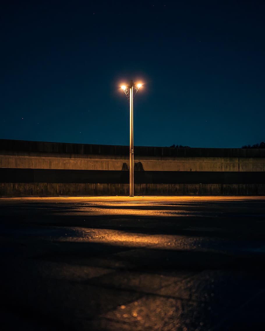 llum del carrer, nit, tarda, fanal, paisatge, llums, il·luminat, cel, equips d’il·luminació, carretera, transport, naturalesa, carrer, cap gent, signe, cel clar, moviment, orientació, a l'aire lliure, direcció, exposició llarga, moviment borrós, ciutat, comunicació, llum, 4K