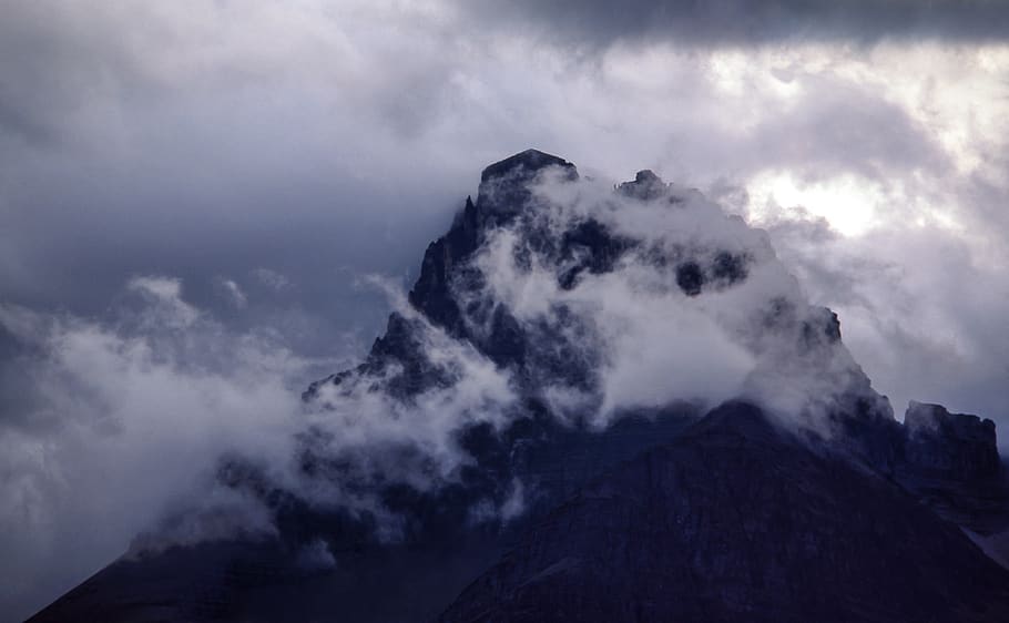 núvol, boira, turó, muntanya, muntanya alta, cim, pic, cresta, paisatge, naturalesa, núvol - cel, cel, bellesa a la natura, escenics - natura, Serra, escena no urbana, medi ambient, geologia, fum - estructura física, cloudscape, cap gent, escena tranquil·la, cim de muntanya, geografia física, volcà, tranquil·litat, a l'aire lliure, poder a la natura, 5K