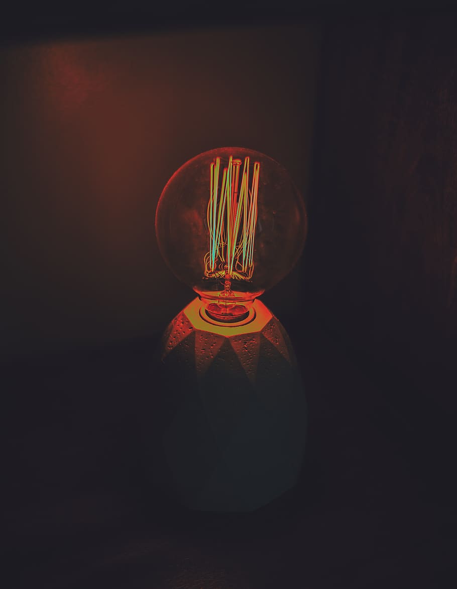 mehrfarbig, Tisch Dekor Glas, Lampe, Licht, Fackel, LED, Möbel, Couch, die Glühbirne, Laterne, Neon-, Feuer, Minecraft, Gitarre, Musikinstrument, Freizeitaktivitäten, Flamme, Symbol, Emblem, aufblasbar, Laser-, Bühne, beleuchtet, drinnen, einzelnes Objekt, Glas - Material, keine Leute, schwarzer Hintergrund, glühend, Lichtanlage, orange Farbe, Studioaufnahme, Nahansicht, Elektrizität, transparent, Licht - natürliches Phänomen, Stillleben, Reflexion, rot, Kreativität, 5K