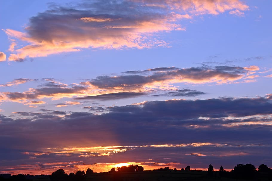 blanc, núvols, blau, cel, daurat, hores, alba, naturalesa, sortida del sol, posta de sol, arbres, núvol - cel, escenics - natura, bellesa a la natura, escena tranquil·la, tranquil·litat, color taronja, silueta, idíl·lic, cel dramàtic, cap gent, medi ambient, paisatge, cloudscape, a l'aire lliure, arquitectura, vespre, llum solar, 5K
