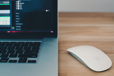 Bureau, Logiciel, programme, travail, Mac, ordinateur, Souris, La technologie, Technologie sans fil, portable, la communication, table, équipement informatique, lien, clavier, à l'intérieur, clavier d'ordinateur, personne, fermer, dispositif d'information portable, mise au point sélective, affaires, nature morte, l'Internet, bois - matériau, moniteur d'ordinateur, 4K, CC0, domaine public, libre de droits