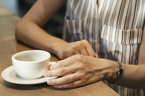 persona, celebració, tassa de te, begudes, cafeïna, cafè, tassa, deliciós, beure, mans, beguda calenta, te, mà humana, mà, dones, secció mitjana, persones reals, adult, tassa de cafè, taula, menjar i beguda, a l'interior, estils de vida, cafè - beguda, refresc, gent, part del cos humà, vaixella, 4K, CC0, domini públic, lliure de regalies