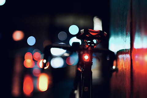lys, belysning, fakkel, frontlys, trafikklys, transport, kjøretøy, asfalt, robot, laser, ledet, drikke, brennevin, alkohol, bil, vei, fotgjengerfelt, belyst, natt, ingen folk, fokusere på forgrunnen, nærbilde, belysningsutstyr, rød, teknologi, defokusert, lys - naturlig fenomen, utendørs, sikkerhet, lysskjær, skilt, arkitektur, menneskelig representasjon, 5K, CC0, offentlig domene, opphavsrett gratis