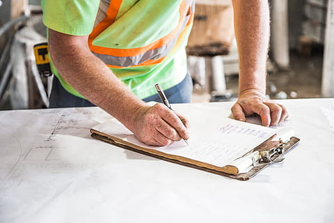 foto di piani di costruzione sito, mani, costruzione, lavoro, occupazione, una persona, detenzione, adulto, uomini, scrittura, carta, in casa, Sezione centrale, vista frontale, mano, attività commerciale, maschi, industria, penna, pianificazione, in piedi, abilità, lavoro d'ufficio, 4K, CC0, dominio pubblico, privo di copyright