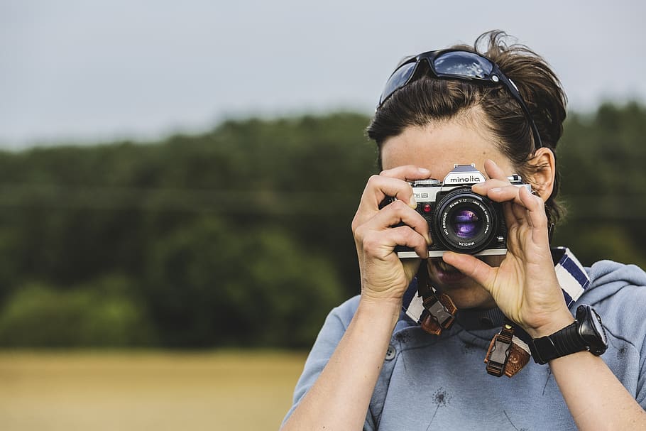 mand, bedrift, grå, sort, dslr kamera, sløring, dreng, kamera, klassisk, tæt på, fokus, lancer, pige, billede, person, fotograf, fotografering, retro, solbriller, årgang, kvinde, kamera - fotografisk udstyr, fotografering temaer, teknologi, aktivitet, fotografere, voksen, beskæftigelse, portræt, en person, forfra, ung voksen, Kvinder, hovedskud, fokus på forgrunden, stående, livsstil, udendørs, smuk kvinde, filme, 5K