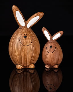 zajíc, postava, legrační, velikonoční, dekorace, jaro, Velikonoční téma, roztomilý, velikonoční dekorace, deco, velikonoční pozdravy, barva, deco-hase, zrcadlení, uvnitř, nikdo, studio shot, stálý život, dřevo - materiál, černé pozadí, tvořivost, umění a řemesla, zastoupení, detail, řemeslo, skupina objektů, antropomorfní, hnědý, tři objekty, zastoupení zvířat, velikonoční zajíček, jídlo a pití, králík - zvíře, Příroda, 4K, CC0, veřejná doména, bez autorských práv