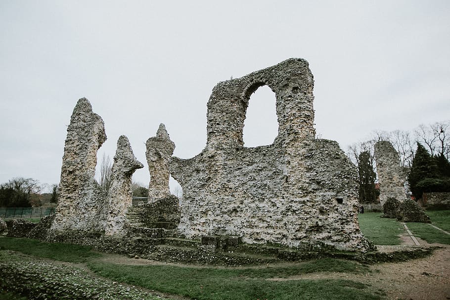 grå betonbue, ruiner, begrave st edmunds, klosterkirken, plante, arkæologi, græs, ødelagt, kirke, abbedi, begrave, gået i stykker, gammel, klippe, væg, trekant, jord, krypt, rod, himmel, ingen mennesker, natur, dag, historie, arkitektur, fortiden, solid, Mark, bygget struktur, skyfri himmel, rejsemål, rock-objekt, skulptur, kreativitet, gamle civilisation, 4K
