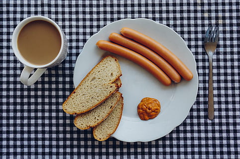 salchichas, un pan, café, mesa, vaso, cena, comida, tenedor, Pancho, almuerzo, plato, cuchara, té, comida y bebida, frescura, beber, jarra, taza de café, adentro, café - bebida, refresco, desayuno, directamente arriba, vista de alto ángulo, alimentación saludable, bienestar, naturaleza muerta, nadie, bocadillo, 5K, CC0, dominio público, libre de derechos