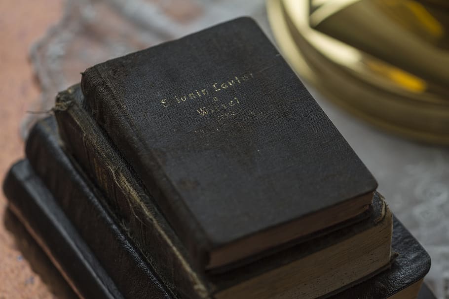 alt, schwarz, Bücher, Schriften, Hymne, Stapel, Buch, Veröffentlichung, Religion, Stillleben, drinnen, Nahansicht, keine Leute, Tabelle, Leder, Bildung, Fokus auf den Vordergrund, Text, High Angle View, selektiver Fokus, Glauben, Literatur, Spiritualität, Antiquität, gebundenes Buch, persönliches Accessoire, 5K