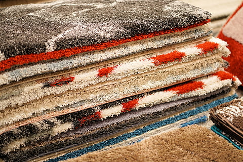 covor, grămadă, țesut, țesătură, fundal, modern, textură, lână, textil, design interior, nici o persoana, a închide, multi colorate, model, fundaluri, îmbrăcăminte, grup mare de obiecte, cadru complet, natură moartă, în interior, texturată, pătură, alegere, material, variație, covor - decor, industrie, moliciune, 5K, CC0, domeniu public, fără drepturi de autor