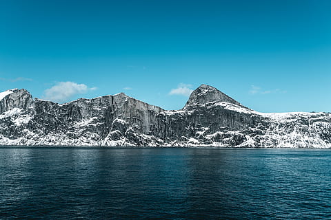 ijzig berglandschap, hoogte, wolken, koude, daglicht, dag, milieu, zing, vorst, ijzig, ijzig weer, bevroren, gletsjer, hoog, ijs-, meer, landschap, majestueus, bergtoppen, bergketen, bergen, natuur, natuurfotografie, buitenshuis, rotsen, rotsachtig, toneel-, seizoen, hemel, sneeuw, sneeuw afgedekt, sneeuw bedekte bergen, besneeuwd, top, water, weer, winter, winterlandschap, schoonheid in de natuur, scenics - natuur, waterkant, berg-, blauw, rustige scène, zee, kalmte, geen mensen, koude temperatuur, idyllisch, niet-stedelijke scène, afgelegen, met sneeuw bedekte berg, turkoois gekleurd, 5K, CC0, publiek domein, royaltyvrij