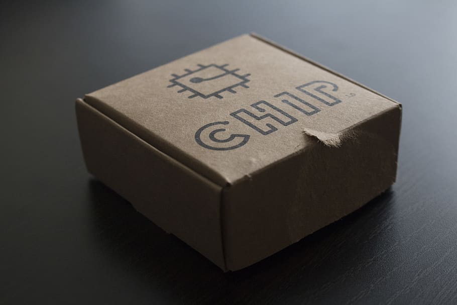 chip, caja, de cerca, cerrar, arriba, gris, marrón, madera, coleccionables, computadora, pequeña, frambuesa, Pi, pi frambuesa, tecnología, puesta en marcha, diseño, paquete, solo objeto, cartulina, foto de estudio, adentro, fondo gris, caja de cartón, envase, nadie, caja - contenedor, texto, negocio, financiar, papel, escritura occidental, entrega, material de madera, comunicación, fondo negro, 5K