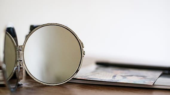 specchio rotondo, bicchieri, specchio, tavolo, bokeh, sfocatura, bicchiere, riflessione, libro, occhiali da sole, in casa, nessuno, avvicinamento, legno - materiale, copia spazio, concentrarsi sulle conoscenze acquisite, natura morta, messa a fuoco selettiva, occhiali, tecnologia, musica, sfondo bianco, carta, attrezzatura, cultura artistica e intrattenimento, interno di casa, assenza, comunicazione, 5K, CC0, dominio pubblico, privo di copyright