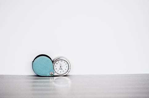 grijs, wit, tafelklok, kopie ruimte, klok, binnenshuis, studio opname, tijd, witte achtergrond, stilleven, geen mensen, enkel object, muur - bouwfunctie, wandklok, tafel, instrument van tijd, wekker, cirkel, nauwkeurigheid, geometrische vorm, deadline, wijzerplaat, minutenwijzer, 4K, CC0, publiek domein, royaltyvrij