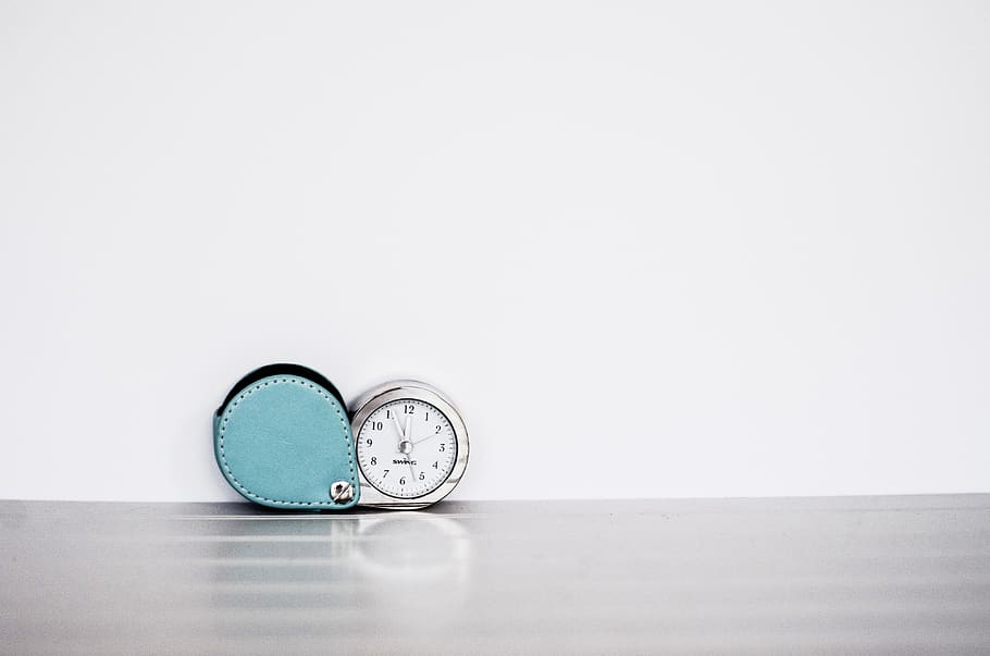 grijs, wit, tafelklok, kopie ruimte, klok, binnenshuis, studio opname, tijd, witte achtergrond, stilleven, geen mensen, enkel object, muur - bouwfunctie, wandklok, tafel, instrument van tijd, wekker, cirkel, nauwkeurigheid, geometrische vorm, deadline, wijzerplaat, minutenwijzer, 4K