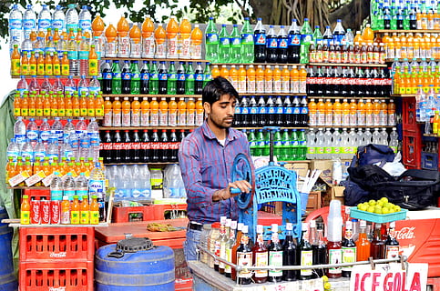 uomo, in piedi, dentro, memorizzare, mercato, umano, persona, supermercato, negozio, negozio di alimentari, mensola, cibo, India, Kolkata, venditore, Bengala orientale, bere, bevanda, bazar, dispensa, alcool, liquore, rodeo, Al dettaglio, scelta, shopping, adulto, una persona, variazione, cibo e bevande, in casa, vista frontale, uomini, contenitore, bottiglia, la scelta, cliente, drogheria, consumismo, decisioni, ordine, 4K, CC0, dominio pubblico, privo di copyright