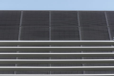Struktur, linear, Muster, Linien, Hintergrund, Symmetrie, modern, stehlen, Metall, futuristisch, kalt, cool, abstrakt, Geometrie, Mathematik, Kreativität, Gebäudehülle, gebaute Struktur, die Architektur, Fenster, keine Leute, Gebäude, Flachwinkelansicht, Stadt, Bürogebäude außen, Tag, Wiederholung, draußen, Büro, in einer Reihe, Himmel, Sonnenlicht, Natur, Glas - Material, 5K, CC0, gemeinfrei, lizenzfrei
