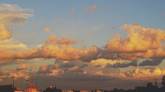 Sky, cloudscape, overskyet, telefon stolpe, ledninger, tråd, gul, guld, blå, hvid, solnedgang, solopgang, himmel, skyline, sky - himmel, bygning udvendig, arkitektur, natur, bygget struktur, skønhed i naturen, bygning, ingen mennesker, udendørs, by, scenics - natur, miljø, orange farve, bybilledet, dag, røg - fysisk struktur, vand, hav, forurening, 5K, CC0, offentligt domæne, royaltyfrie