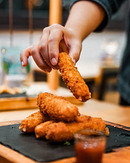 Gebratenes Huhn, menschliche Hand, Essen und Trinken, Hand, Lebensmittel, eine Person, menschliches Körperteil, drinnen, Frische, echte Menschen, gebraten, halten, Nahansicht, fertig für den Verzehr, Fleisch, Tabelle, nicht erkennbare Person, Mittelteil, Fokus auf den Vordergrund, selektiver Fokus, Finger, 2K, CC0, gemeinfrei, lizenzfrei