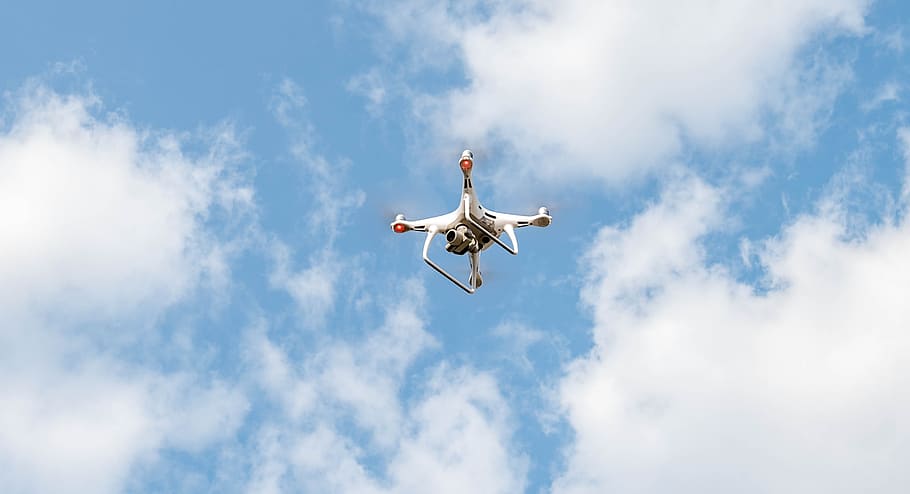 dji, fantasma, drone, p4p, pro, foto aèria, volant, cel, vista d’angle baix, vehicle aeri, avió, manera de transport, núvol - cel, a l'aire, transport, en moviment, cap gent, moviment, viatjar, naturalesa, dia, transport públic, viatge, a l'aire lliure, blau, indústria aeroespacial, 2K