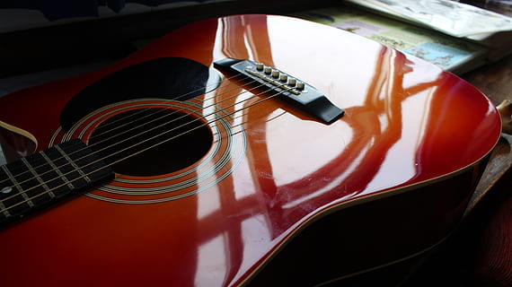 gitar, refleksi, sinar matahari, bayangan, cahaya, gelap, kayu, musik, pemusik, string, putih, hitam, coklat, bayangan hitam, instrumen dawai, alat musik, peralatan musik, merapatkan, budaya seni dan hiburan, alat musik string, dalam ruangan, tidak ada orang, tali, kreativitas, merah, tembakan studio, gitar akustik, musik rock, multi-warna, objek tunggal, memetik instrumen, ketepatan, 5K, CC0, domain publik, bebas royalti