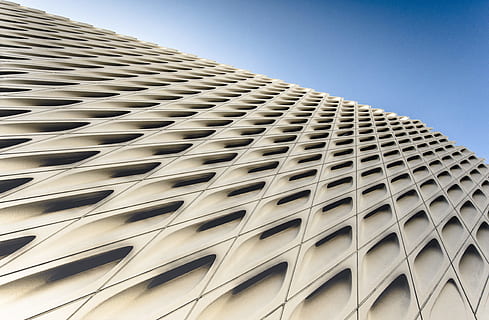 costruzione, architettura, cielo, modello, facciata, geometrico, esterno, alzando lo sguardo, blu, ripetizione, urbano, struttura, design, buco, minimo, esterno dell'edificio, struttura costruita, moderno, grattacielo, edificio per uffici, Torre, industria di costruzioni, scena urbana, nessuno, futuristico, finestra, alto - alto, città, forma geometrica, architettura ed edifici, riflessione, attività commerciale, astratto, all'aperto, distretto del centro, tecnologia, sfondi, Inquadratura dal basso, 4K, CC0, dominio pubblico, privo di copyright