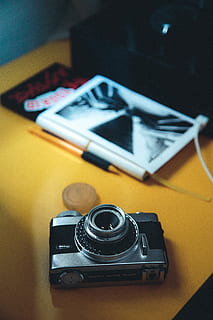 Abu-abu, hitam, kamera, coklat, meja, merapatkan, alat, fokus, lensa, pena, teknologi, vintage, zoom, tema fotografi, kamera - peralatan fotografi, bergaya retro, dalam ruangan, fokus pada latar depan, peralatan fotografi, masih hidup, tidak ada orang, kamera digital, lensa - alat optik, teknologi nirkabel, memotret, masa lalu, nostalgia, budaya seni dan hiburan, modern, kamera slr, 2K, CC0, domain publik, bebas royalti