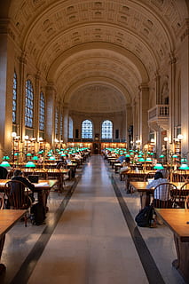 bibliotek, studere, lese, kunnskap, litteratur, bøker, informasjon, universitet, visdom, læring, utdanning, bok, lærebok, bokhylle, vitenskap, student, høyskole, hall, leserom, stillhet, hvile, sete, arkitektur, stol, innendørs, bord, bygget struktur, belysningsutstyr, bue, møbler, restaurant, belyst, bygning, virksomhet, tømme, ingen folk, reisemål, dag, reise, fravær, tak, innstilling, 5K, CC0, offentlig domene, opphavsrett gratis