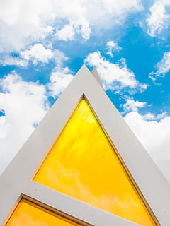 triangle, art, cel, resum, or, disseny, tenda, flor, planta, narcís, símbol, mosaic, rajola, art Modern, text, alfabet, edifici, edifici d'oficines, estiu, núvol - cel, groc, vista d’angle baix, cap gent, dia, estructura construïda, forma geomètrica, forma, arquitectura, forma de triangle, Color blanc, blau, naturalesa, llum solar, a l'aire lliure, exterior de l'edifici, metall, funció de construcció de parets, 2K, CC0, domini públic, lliure de regalies