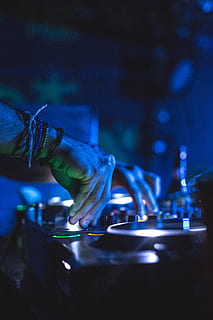 mies, valvontaan, dj-ohjain, dj, ihmisen, henkilö, miraflores, Peru, dj-koppi, sininen neon, neonvalo, neon, juhla, painikkeet, viileä, käsissä, elektro-talo, fiestum, ohjain, hullu, klubi, väkijoukko, yökerho, ihmisen käsi, käsi, oikeita ihmisiä, ammatti, yksi henkilö, yöelämä, yö-, ihmiskehon osa, musiikki, taiteen kulttuuri ja viihde, sisällä, taito, miehet, keskittyä etualalle, levysoitin, ennätys, nauttiminen, ihmisen sormi, sormi, klubi dj, sekoittaminen, viihde-ammattia, 5K, CC0, public domain, rojaltivapaa
