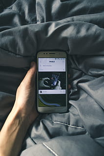 fotografie, osoba, hospodářství, telefon, mobilní telefon, šidítko, přístroj, elektronický, ruka, Internet, pexely, fotky, obrázky, obrazovka, chytrý telefon, technologie, Dotyková obrazovka, lidské ruky, skutečných lidí, jedna osoba, lůžko, uvnitř, nábytek, bezdrátové technologie, fotografická témata, sdělení, část lidského těla, relaxace, vysoký úhel pohledu, spojení, životního stylu, prst, 4K, CC0, veřejná doména, bez autorských práv
