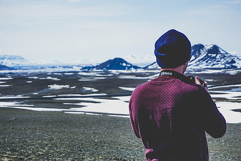 mann tar bilde, person, menneskelig, mennesker, island, fotograf, hatt, dal, holding, kamera, utsikt, bokeh, uklarhet, fyr, Mann, beanie, snø, stropp, canon, tilbake, utsikt bakover, ekte folk, vann, én person, natur, fritidsaktivitet, livsstil, dag, stående, vinter, klær, fra livet opp, himmel, kaldtemperatur, naturskjønnhet - natur, varme klær, skjønnhet i naturen, kvinner, utendørs, ser på visning, hette - klær, snødekte fjell, 5K, CC0, offentlig domene, opphavsrett gratis