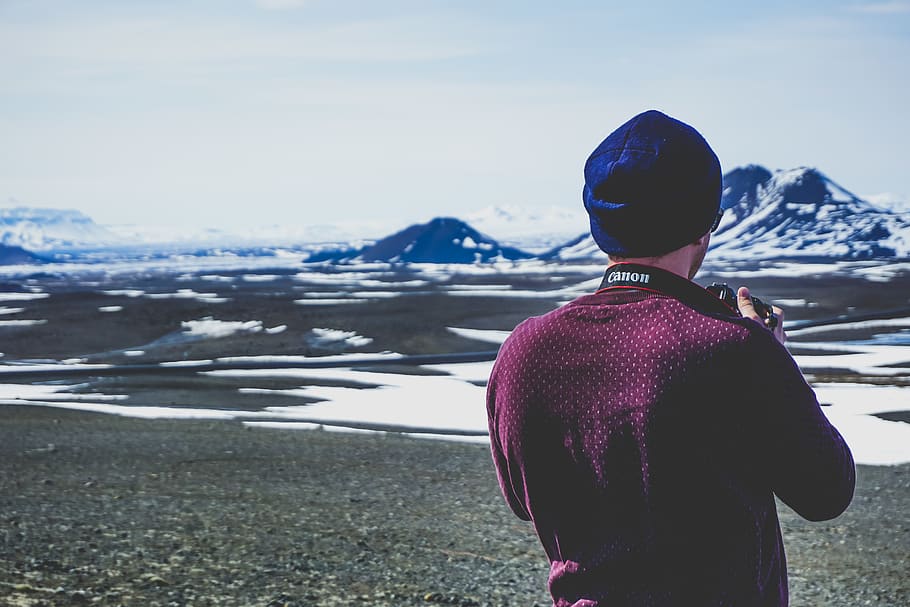 mann tar bilde, person, menneskelig, mennesker, island, fotograf, hatt, dal, holding, kamera, utsikt, bokeh, uklarhet, fyr, Mann, beanie, snø, stropp, canon, tilbake, utsikt bakover, ekte folk, vann, én person, natur, fritidsaktivitet, livsstil, dag, stående, vinter, klær, fra livet opp, himmel, kaldtemperatur, naturskjønnhet - natur, varme klær, skjønnhet i naturen, kvinner, utendørs, ser på visning, hette - klær, snødekte fjell, 5K