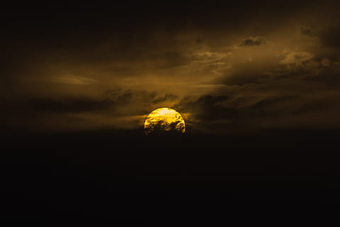 fotografia, lua, atrás, nuvens, retroiluminado, nublado, Sombrio, alvorecer, dramático, natureza, céu, nascer do sol, por do sol, nuvem - céu, noite, scenics - natureza, beleza na natureza, ninguém, tranquilidade, céu dramático, cena tranquila, silhueta, idílico, cor laranja, ao ar livre, lua cheia, espaço, meio Ambiente, luar, lua planetária, 5K, CC0, domínio público, royalty free