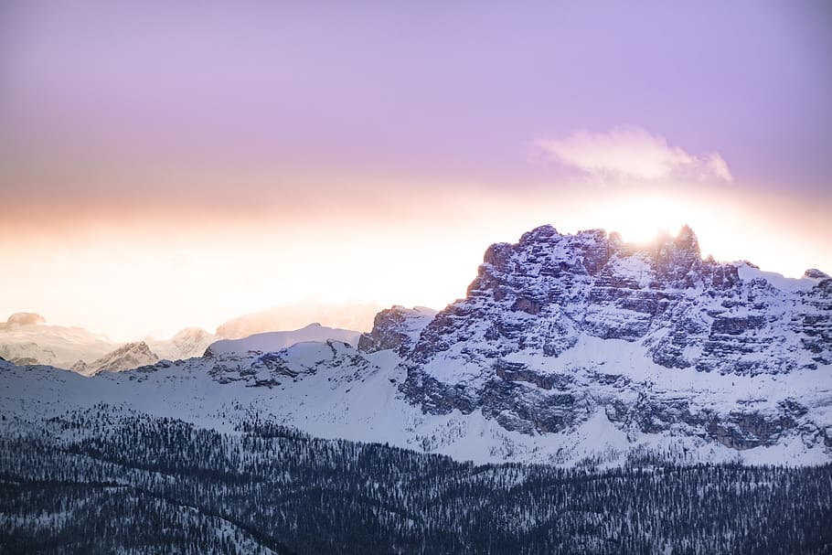 muntanya, coberta, neu, taronja, cel, impressionant, núvols, fred, alba, la llum del dia, tarda, boira, congelat, alt, tret d'angle alt, gel, paisatge, cim de muntanya, naturalesa, escènic, muntanyes cobertes de neu, sortida del sol, posta de sol, arbres, hivern, paisatge d'hivern, les meravelles d'hivern, temperatura de fred, escenics - natura, bellesa a la natura, escena tranquil·la, tranquil·litat, Serra, medi ambient, muntanya nevada, idíl·lic, núvol - cel, arbre, cap gent, sol, a l'aire lliure, pi, 5K