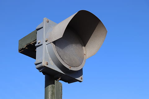 lanterna, cielo, blu, luce, illuminazione, giorno, lampada, vecchio, tecnologia, cielo sereno, comunicazione, nessuno, Inquadratura dal basso, sicurezza, sorveglianza, natura, architettura, struttura costruita, sistema di sicurezza, telecamera di sicurezza, cartello, controllo, metallo, polo, rumore, comunicazioni globali, materiale elettrico, Messaggio, 5K, CC0, dominio pubblico, privo di copyright