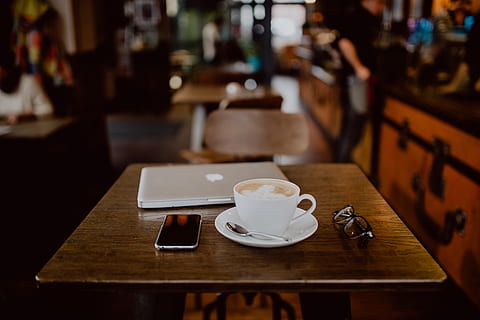 tasse, café, table, intérieur, technologie, La technologie, travail, cappuccino, restaurant, en retard, à l'intérieur, Nourriture et boisson, boisson, agresser, café - boisson, tasse à café, bois - matériau, rafraîchissement, affaires, soucoupe, vaisselle, personnes accessoires, fraîcheur, boisson chaude, tasse à thé, verre, 5K, CC0, domaine public, libre de droits