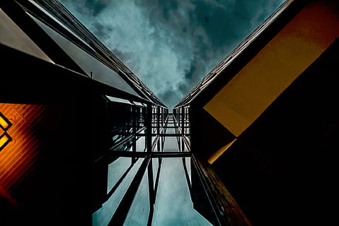 建物, 構造, 建築, 設計, 空, 建造物, 無人, 建物の外観, 接続, ローアングルビュー, 雲 - 空, 交通手段, 自然, ブリッジ, 屋外, 手すり, 階段, 夜, 金属, 橋 - 人工構造, 方向, 階段と階段, 今後の方法, 真下, ラダー, 1080P