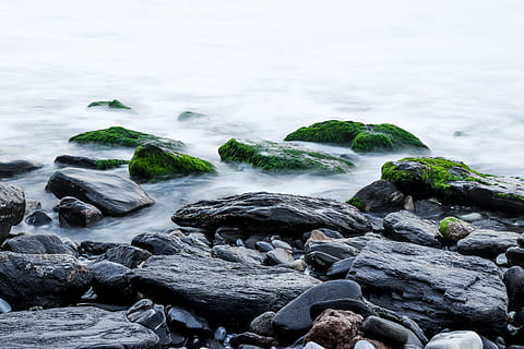 grau, Felsen, Moos, Strand, Felsblock, Ruhe, Umgebung, Landschaft, Langzeitbelichtung, moosige Felsen, Natur, Ozean, draußen, friedlich, felsig, szenisch, Meer, seelandschaft, Steine, Sommer-, Reise, Tapete, Wasser, Rock, Rock - Objekt, solide, Land, Schönheit in der Natur, Szenen - Natur, Bewegung, keine Leute, Tag, Welle, idyllisch, Nicht-städtische Szene, fließendes Wasser, fließend, felsige Küste, 5K, CC0, gemeinfrei, lizenzfrei