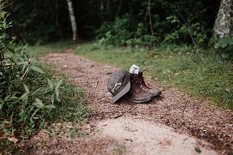 Paar, braun, Stiefel, schwarz, tailliert, Deckel, Pflanze, Land, Gras, Natur, Tag, Wachstum, Feld, Baum, selektiver Fokus, keine Leute, Wald, draußen, Schuh, grüne Farbe, verlassen, Abwesenheit, Schmutz, Fußweg, Sicherheit, 5K, CC0, gemeinfrei, lizenzfrei